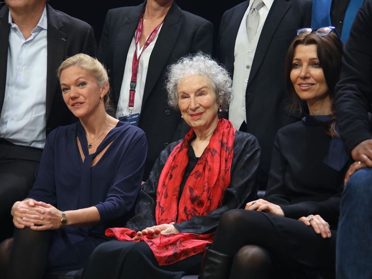 Kanadas Literaturstar Margaret Atwood (M.) auf der Buchmesse 2019. 