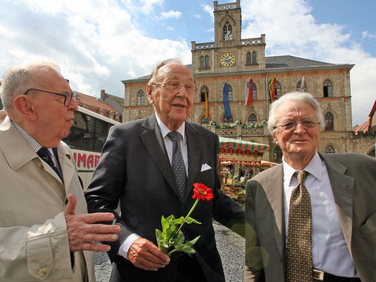 Byli ministrowie spraw zagranicznych Polski, Niemiec i Francji, (od lewej) Krzysztof Skubiszewski, Hans-Dietrich Genscher i Roland Dumas otrzymali w 2006 r. Nagrodę im. Mickiewicza.