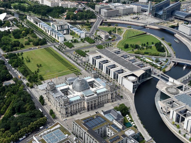 Die Kroll-Oper stand auf dem heutigen Parkgelände links oben im Bild vor dem Kanzleramt. 