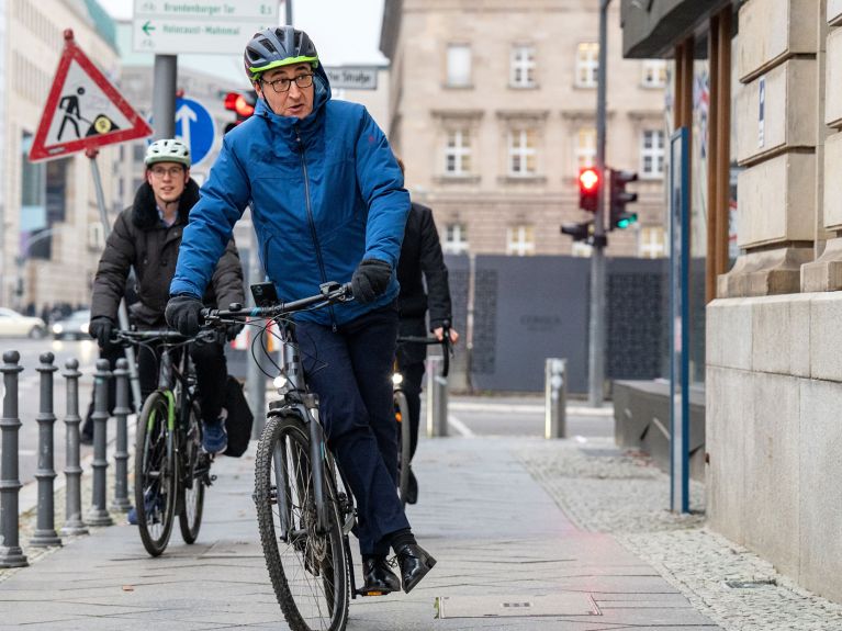 Özdemir bisikletle Berlin sokaklarında, 2021 Aralığı
