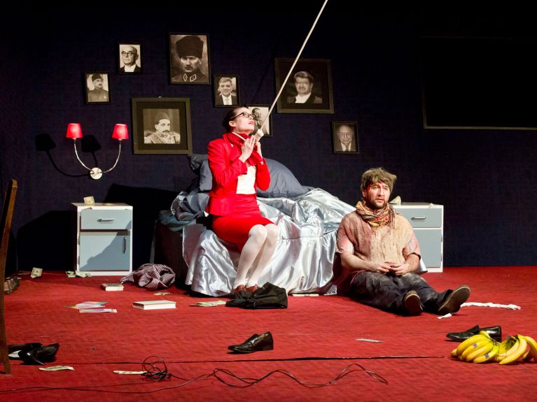 Erpulat 2016’da Maxim Gorki Tiyatrosu’nda “Love it or leave it!“ adlı oyunu sahneledi.