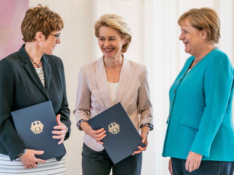 Das Bundeskabinett besteht fast zur Hälfte aus Frauen. Das Bundeskabinett besteht fast zur Hälfte aus Frauen.