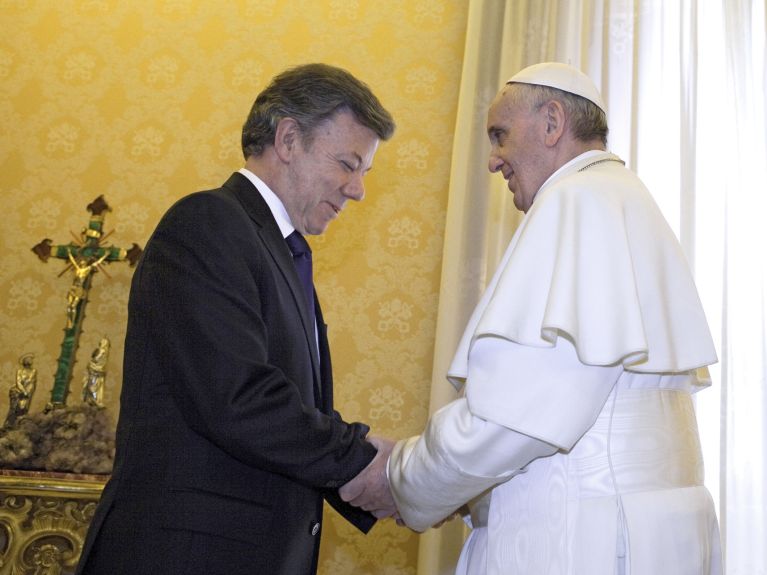 Kolumbiens Präsident Juan Manuel Santos mit Papst Franziskus Kolumbiens Präsident Juan Manuel Santos mit Papst Franziskus