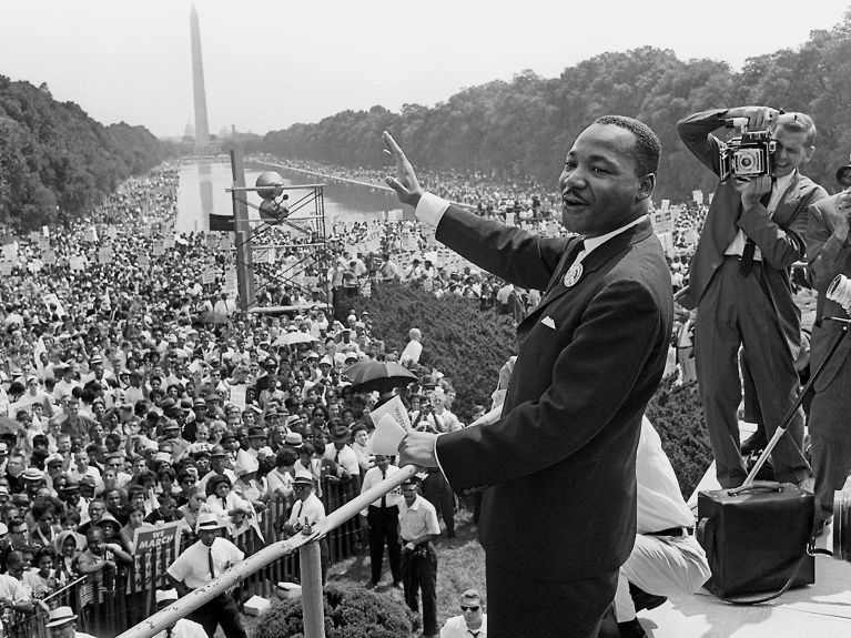 в 1964 г. Мартин Лютер Кинг получил Нобелевскую премию мира 