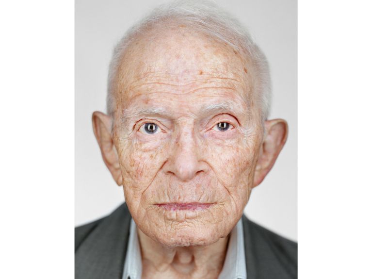 Moshe Trossmann wurde 1932 in Rokitna, Polen (heute Ukraine geboren). Er musste ins Ghetto von Rokitna übersiedeln. Vor der Auflösung des Ghettos flohen er und seine Familie. Moshe wurde angeschossen, und sein Vater trug ihn in den Wald. Er versteckte sich im Wald und schloss sich dann einer Gruppe von Partisanen an. 