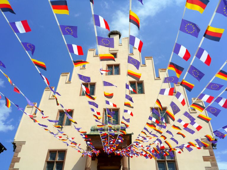 Le Traité d’Aix-La-Chapelle approfondit l’amitié franco-allemande.