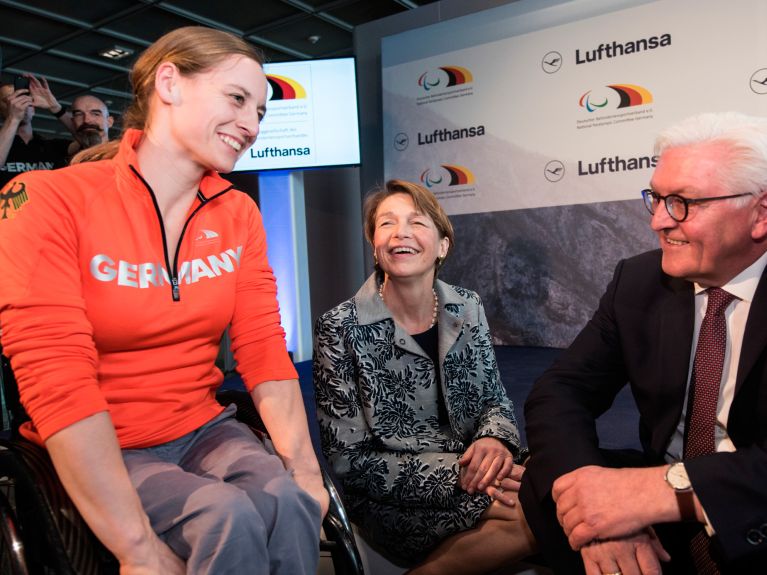 Anna Schaffelhuber com o presidente alemão Frank-Walter Steinmeier e sua esposa Elke Büdenbender 