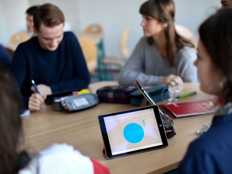 Schüler in Klasse mit Tablet Schüler in Klasse mit Tablet