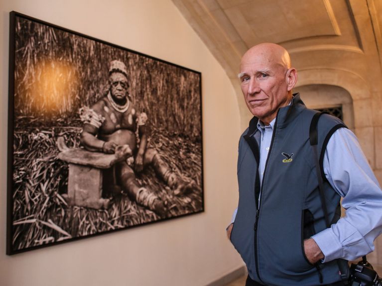 Sebastião Salgado neben einem Foto seiner Bildstrecke „Genesis“