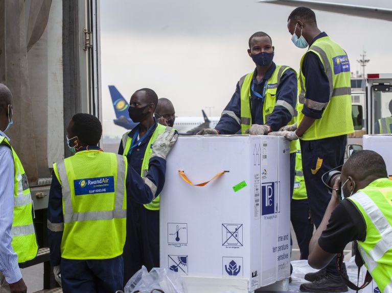 Eine erste Lieferung Impfstoffe aus der Covax-Kampagne wird in Ruanda aus dem Flieger geladen. 