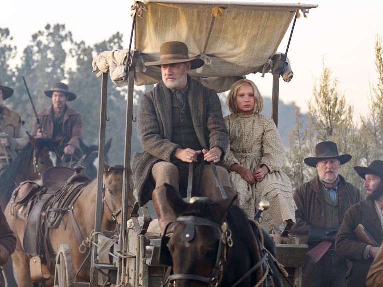 „Neues aus der Welt“ kam im Dezember 2020 in die US-amerikanischen Kinos. Helena Zengel spielt an der Seite von Oscarpreisträger Tom Hanks. „Neues aus der Welt“ kam im Dezember 2020 in die US-amerikanischen Kinos. Helena Zengel spielt an der Seite von Oscarpreisträger Tom Hanks.