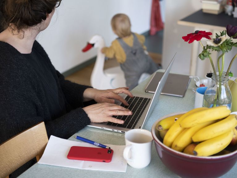 Teletrabajo con niño (imagen simbólica).