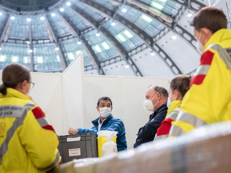 Hilfsorganisationen unterstützen bei der Impfkampagne.