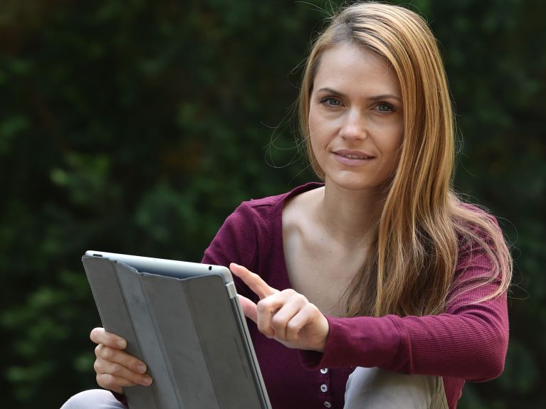 Studentin mit Tablet