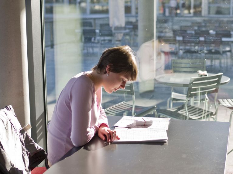 Studentin liest Notizen Studentin liest Notizen