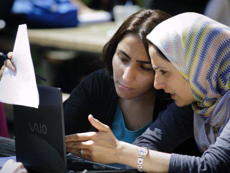 Digital vernetzt: Studentinnen an der Universität Potsdam. Digital vernetzt: Studentinnen an der Universität Potsdam.