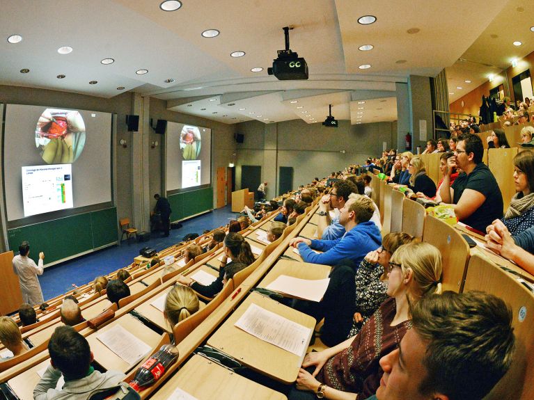 Une opération riche en enseignements : des étudiants apprennent par retransmission en direct.