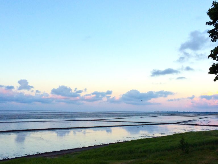 El crepúsculo sobre el Mar de Wadden en la costa de Sylt