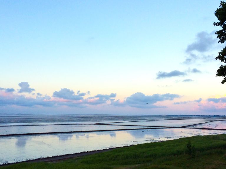 Sonnenuntergang über dem Wattenmeer an der Küste von Sylt