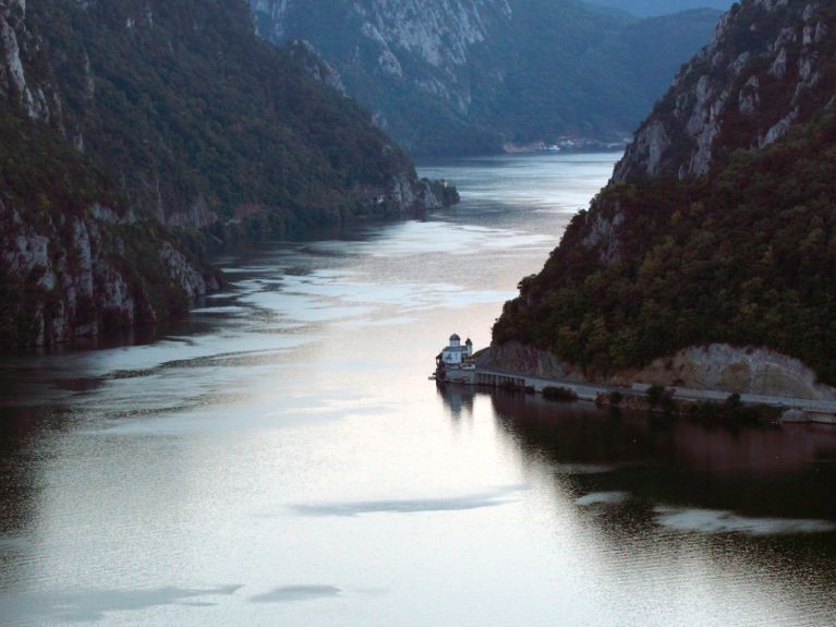 Paisagem espetacular do Danúbio na Sérvia. 