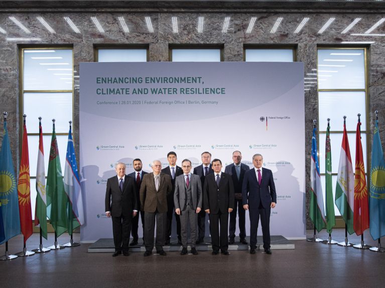 Gruppenfoto mit Sicherheitspartnern: Die Teilnehmer der Green Central Asia Konferenz.