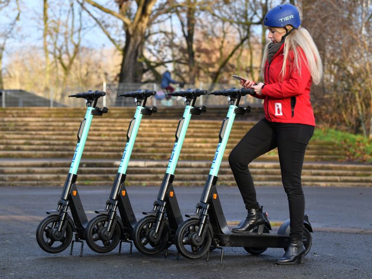  Trotz einiger Diskussionen haben sich die E-Scooter als Fortbewegungsmittel in der Stadt etabliert.