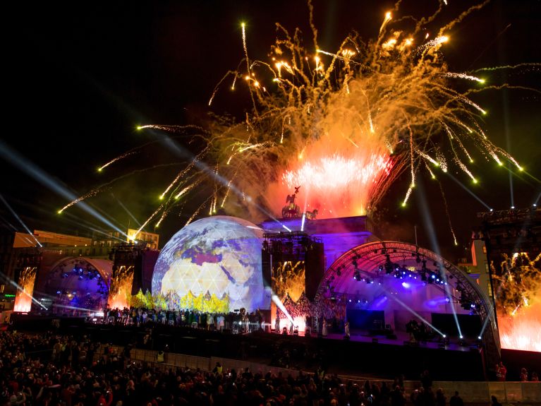 On the anniversary of the fall of the Berlin Wall, Berlin organized a festival week of celebration, remembrance, discussion and participation at the Brandenburg Gate. 