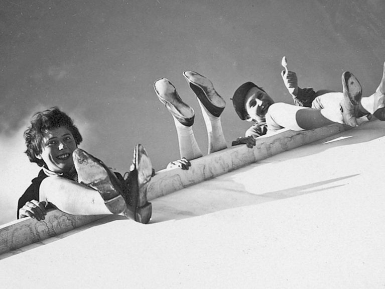Mulheres da Bauhaus em ação. Uma foto de Katt Both Mulheres da Bauhaus em ação. Uma foto de Katt Both