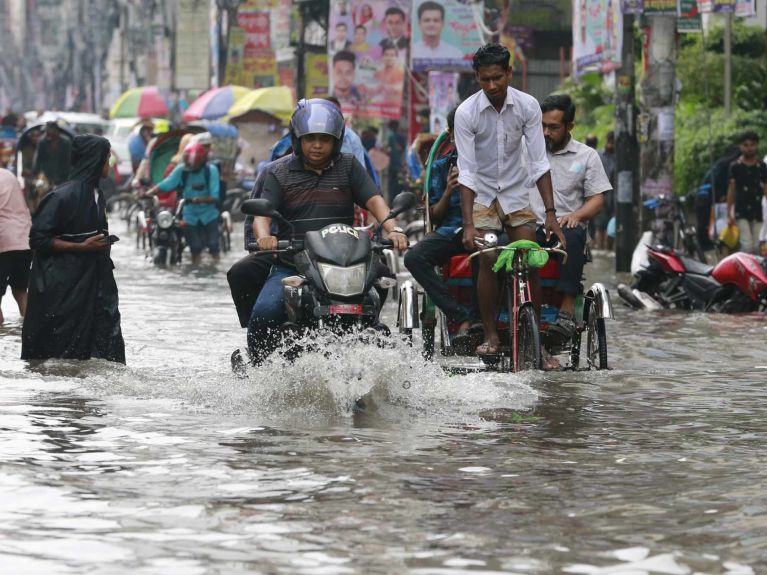 Flooding in Dhaka: new warning systems are intended to help Bangladesh.