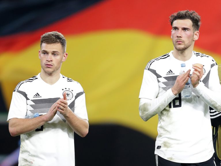 Kimmich (solda) ve Goretzka #WeKickCorona girişimini başlattılar.