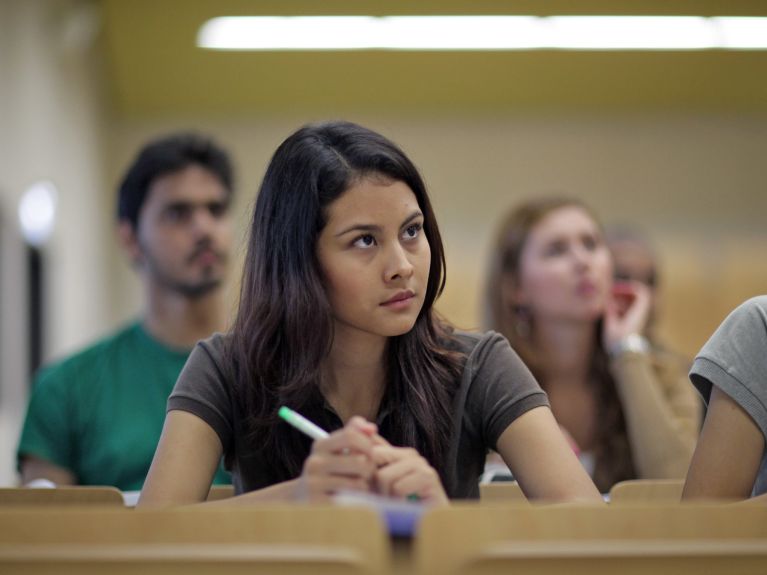 Viele Studenten haben ihre Muchos estudiantes han perdido su base financiera.Grundlage verloren.