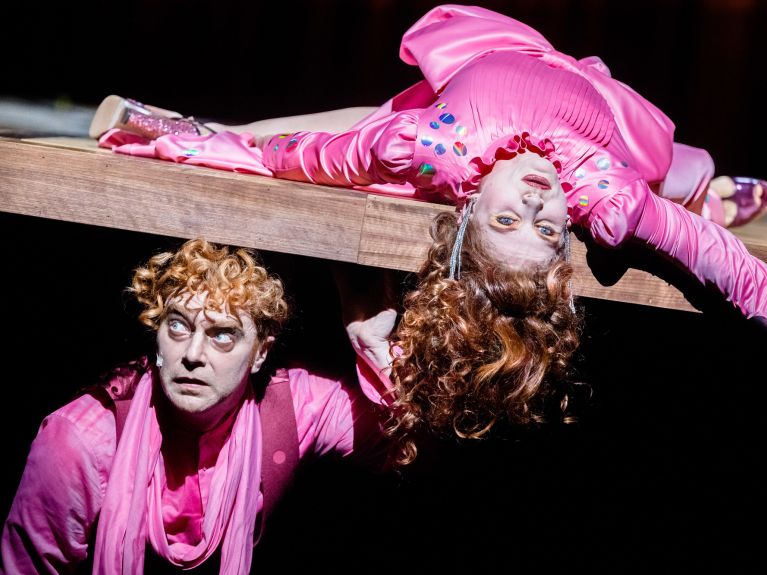 „Tartuffe“, Thalia Theater’in online oyun planında yer alıyor. 