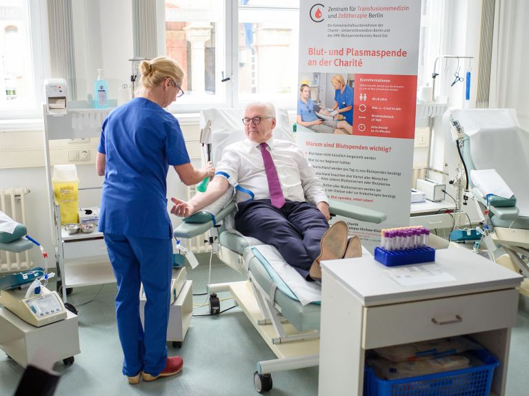 O presidente alemão Steinmeier dando sangue na Charité.