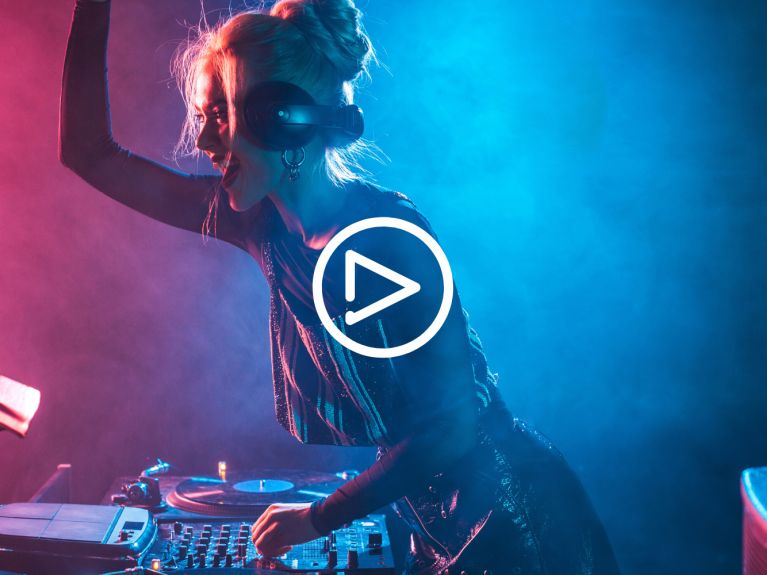 “Disc jockeys” fazem programação ao vivo em clubes vazios. “Disc jockeys” fazem programação ao vivo em clubes vazios.