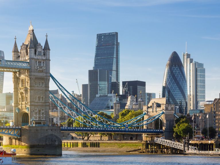 Londres: a Ponte da Torre e o Distrito Financeiro. 