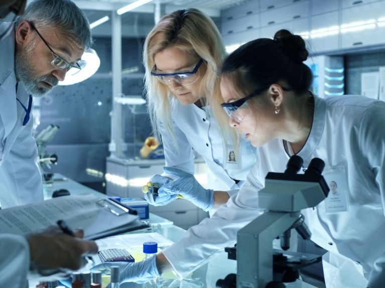 Trabalho de equipe no laboratório: só funciona em conjunto. 