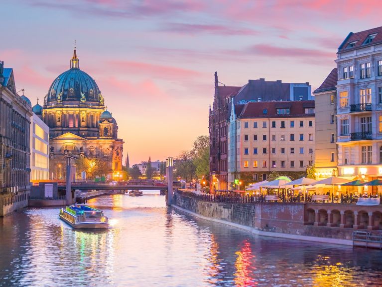 Berlim: O rio Spree com a Catedral. 