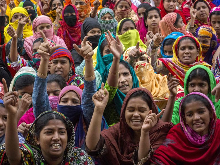 Работники швейной промышленности в Бангладеш протестуют против низких зарплат.