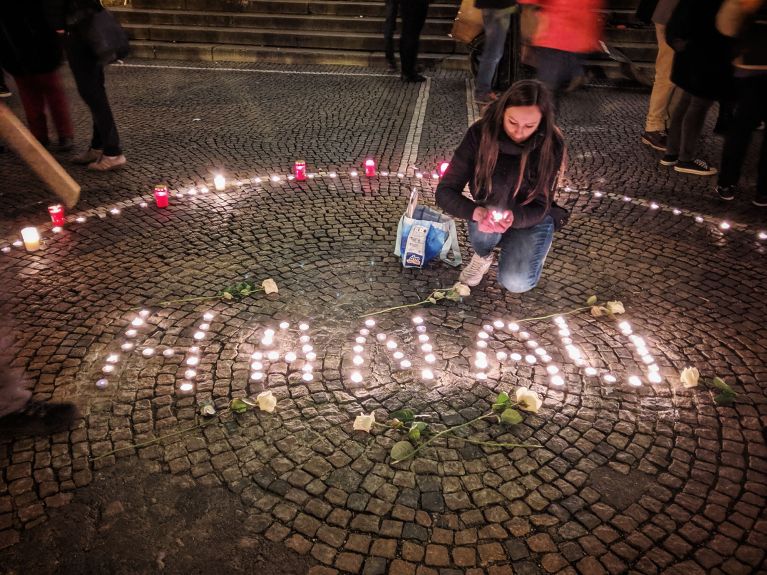 Hanau'da aşırı sağcı saldırının kurbanları için gece nöbeti