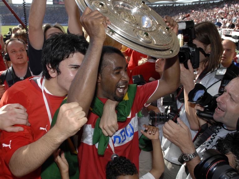 Cacau, in the VFB Stuttgart jersey, holding the Championship Cup 