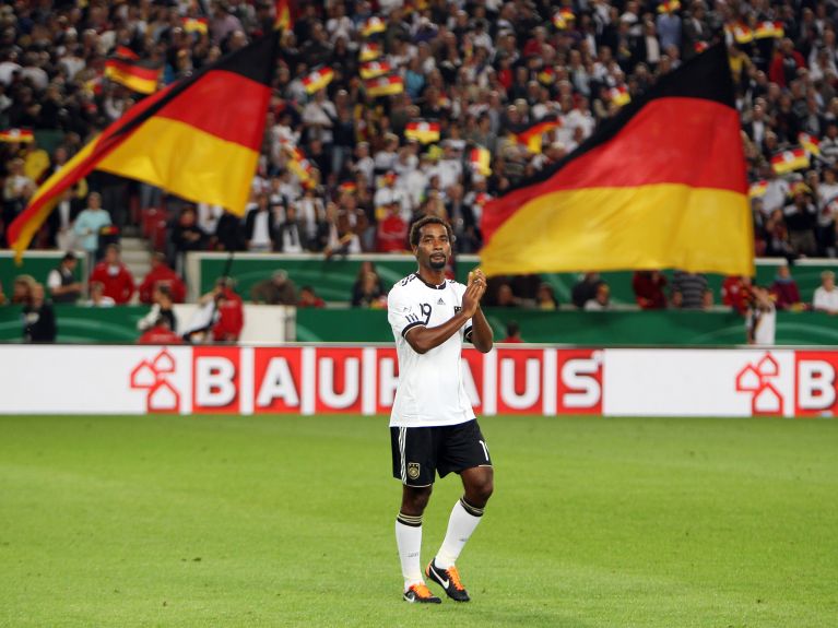 Cacau, portant le maillot allemand, après un match international contre le Brésil, où il est né.