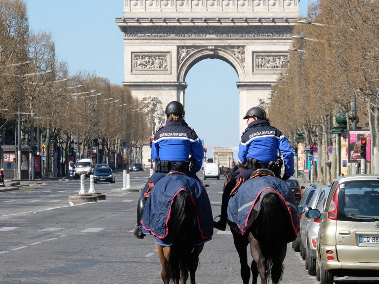 Париж – безлюдные улицы из-за коронавирусного кризиса.