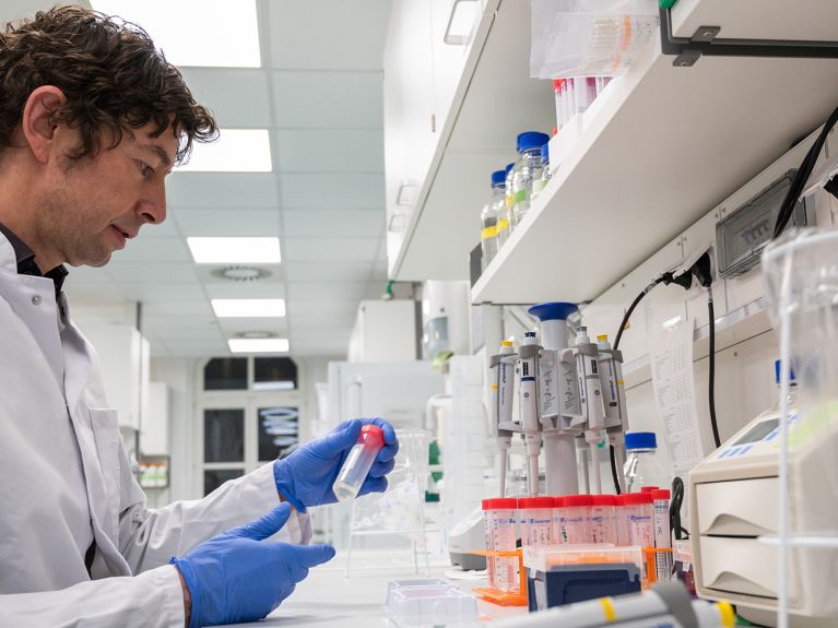 Christian Drosten en el laboratorio del hospital Charité, Berlín