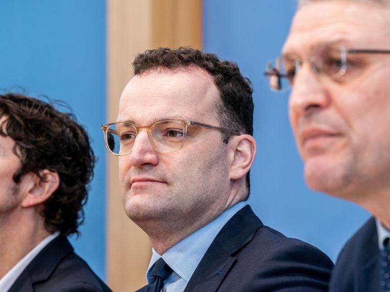 Christian Drosten em uma conferência de imprensa, com Jens Spahn, ministro federal da Saúde, e Lothar H. Wieler (à dir.) presidente do Instituto Robert Koch 