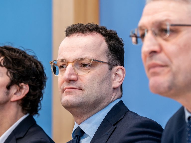 Christian Drosten lors d’une conférence de presse avec Jens Spahn, le ministre fédéral de la Santé, et Lothar H. Wieler (à dr.), le président de l’Institut Robert Koch Christian Drosten lors d’une conférence de presse avec Jens Spahn, le ministre fédéral de la Santé, et Lothar H. Wieler (à dr.), le président de l’Institut Robert Koch