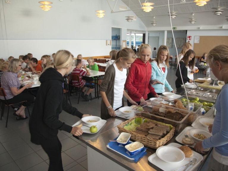 Eine warme Mahlzeit am Tag bekommen alle Schülerinnen und Schüler.