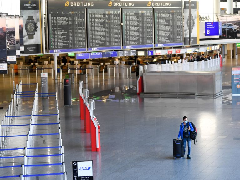 Vista incomum: o Aeroporto de Frankfurt quase sem pessoas