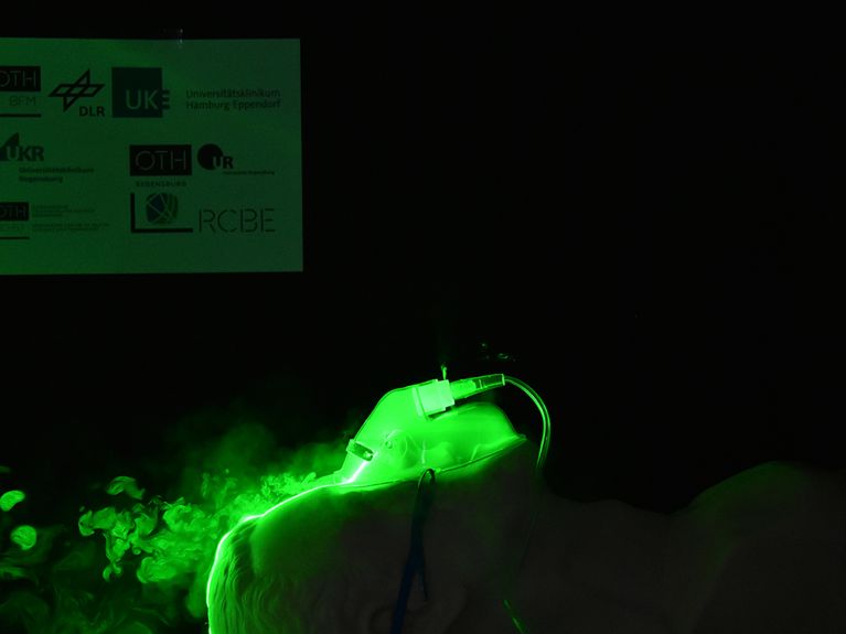 Beatmungssimulator: Puppe mit Maske in grünem Rauch Beatmungssimulator: Puppe mit Maske in grünem Rauch