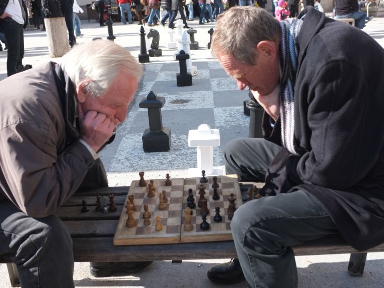 Garantido financeiramente: aposentado jogando xadrez em Salzburgo