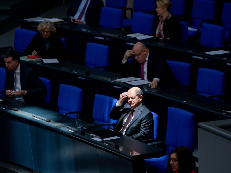 وزير المالية الاتحادي أولاف شولتس في البوندستاغ، ومن خلفه وزير الاقتصاد الاتحادي بيتر ألتماير.